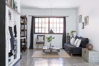 El monoambiente minimalista de una experta en reciclado