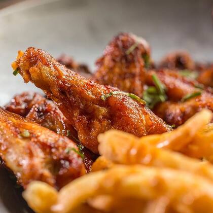 Despuntá la comida en Forest Dan con unas alitas de pollo laqueadas en BBQ a cuatro manos