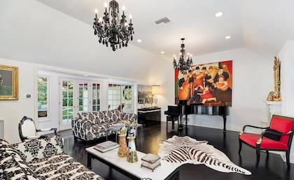 Destacada por su decoración, el living de la nueva casa de Sandra Bullock en Beverly Hills.