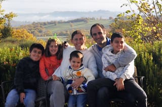 Sentía que el país ponía trabas a su hijo con discapacidad y halló calidad de vida en un lugar de ensueño