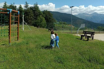 "Verlos compartir tiempo con mis hijos, o poder dejarlos un rato con ellos para que hagan vínculo sin nosotros de por medio, y aprovechar de esos ratitos de pareja que acá tanto nos cuesta encontrar. Esas son las cositas que aprovecho cuando estoy allá”.
