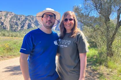 Junto a su marido en El Bruc, en la actualidad (Foto tomada por su hija de 7 años).