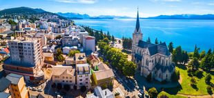 El centro cívico de Bariloche rodeado por el lao Nahuel Huapi