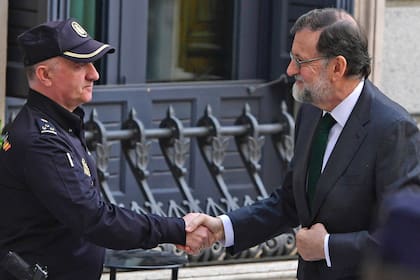 El saliente presidente saludó a los policías y al personal que trabaja en el lugar