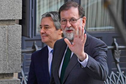 Tras casi siete años en el poder, el líder del PP fue destituido por la oposición con una moción de censura por una trama de corrupción; el dirigente socialista encabezará el gobierno más débil en el Parlamento desde el regreso de la democracia