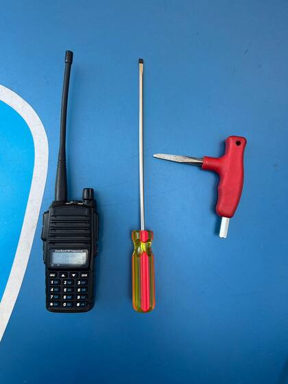 Destornilladores y un handy usado como inhibidor de alarmas, secuestrados al sospechoso del robo de la camioneta de Rosatti