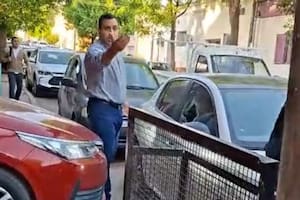 Destrozó un auto que apareció en su cochera y el video se hizo viral