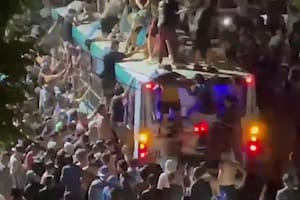 Una horda de violentos destrozó un colectivo durante el festejo por el triunfo de la Argentina ante Países Bajos