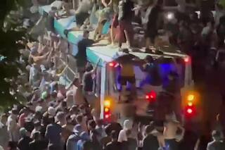 Una horda de violentos destrozó un colectivo durante el festejo por el triunfo de la Argentina ante Países Bajos