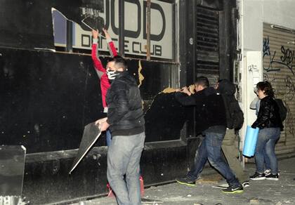 Destrozos e incendio en la puerta de Loop