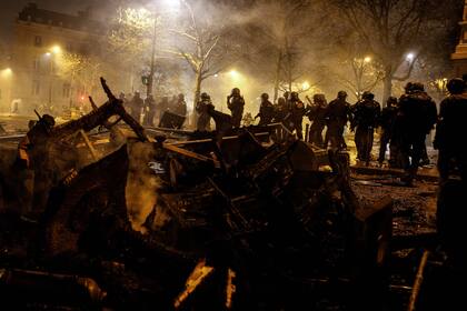 Destrozos en las calles de Paris por enfrentamientos entre los chalecos amarillos y las fuerzas policiales