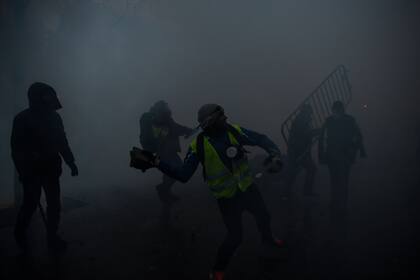 Destrozos en las calles de Paris por enfrentamientos entre los chalecos amarillos y las fuerzas policiales
