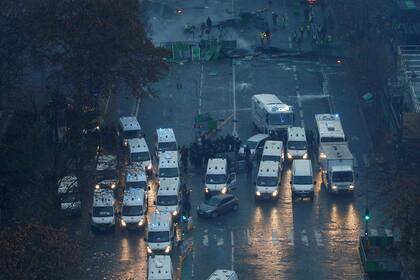 Destrozos en las calles de Paris por enfrentamientos entre los chalecos amarillos y las fuerzas policiales