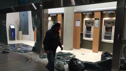 Destrozos en un banco cercano a la Plaza de Mayo