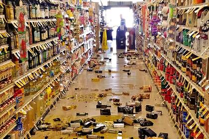 Destrozos en un supermercado de Lake Isabella, California