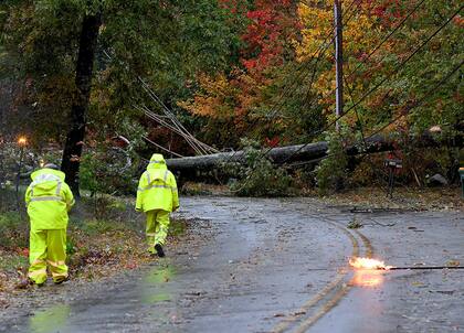 Destrozos por una tormenta en North Attleboro, Massachussetts. (Mark Stockwell/The Sun Chronicle via AP)