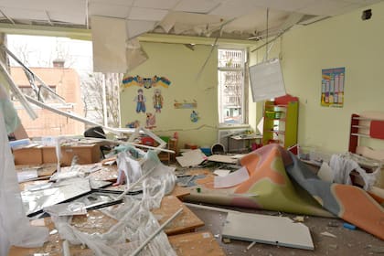 Destrucción de un jardín de infantes luego de un bombardeo en Kharkiv, la segunda ciudad más grande de Ucrania