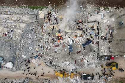 Destrucción en la ciudad de Sarmada, en Siria. (MUHAMMAD HAJ KADOUR / AFP)