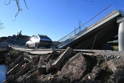 Destrucción en un puente cerca de Pechenegi, en la región de Kharkiv. (Photo by SERGEY BOBOK / AFP)