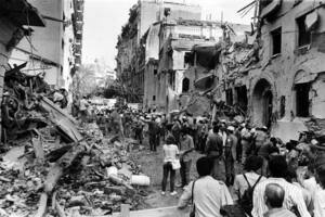 Destrucción luego de la explosión en la Embajada de Israel