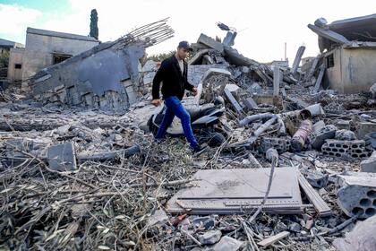 Destrucción por los ataques en Naqura, en el sur del Líbano. (AFP)