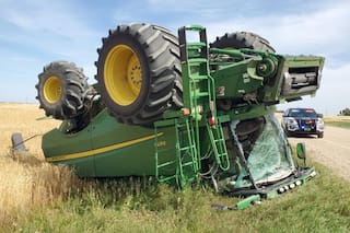 Alcoholizado. Salió a dar una vuelta por el campo y volcó la cosechadora