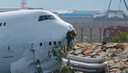 Destruida, así quedó la parte delantera del Boeing tras el accidente en Hong Kong