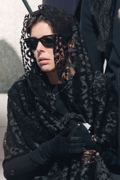 Destruida, la princesa sale de la Catedral de Montecarlo tras la ceremonia de despedida de su marido, el 6 de octubre de 1990.