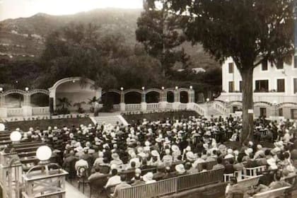 Un show al aire libre en uno de los parques del hotel, con las sierras como telón de fondo