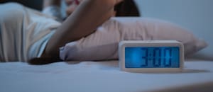 Qué implica despertarse varias veces durante la madrugada