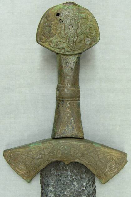 Detalla de la empuñadura de una de las espadas halladas junto a los restos de la persona enterrada mil años atrás con ropa de mujer