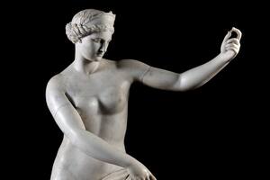 Detalle de Afrodita de Capua (117 al 138 d. C.), exhibida en el MNBA en 2018/19