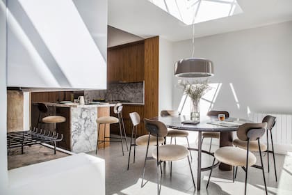 Detalle de cómo se integran cocina, comedor diario y living.