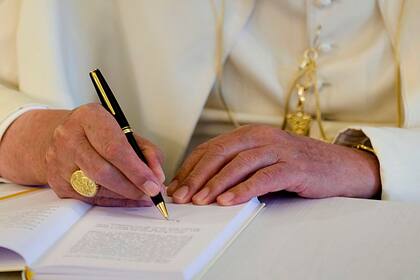 Detalle de El Anillo del Pescador, que utiliza el papa Benedicto XVI