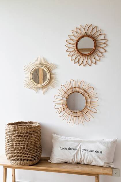 Detalle de espejos con marco de madera y mimbre