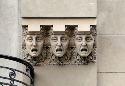 Detalle de gorgonas en la Confitería del Molino, Rivadavia y Callao.