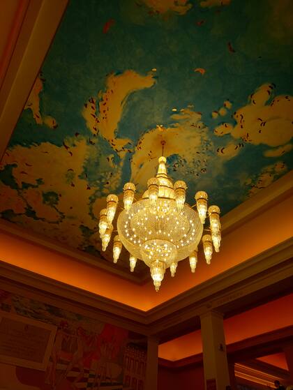 Detalle de la araña en la entrada del Casino del Hotel Provicial.