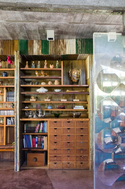 Detalle de la biblioteca. La franha superior se revistió conrecortes de viejas persianas.