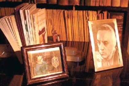 Detalle de la biblioteca que perteneció a Xul Solar, con unos 3500 libros ordenados por tamaño, se pueden encontrar decenas de ejemplares con anotaciones del escritor