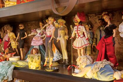 Detalle de la biblioteca que sirve de exhibidor para las 300 muñecas Barbie que colecciona la guionista.