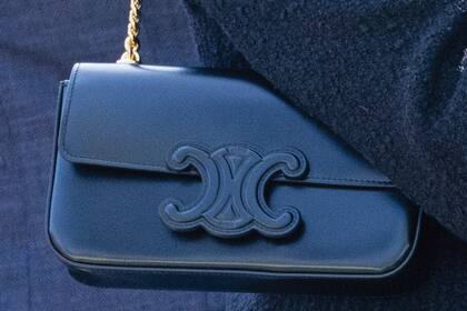 Detalle de la cartera Céline haciendo juego con su look.