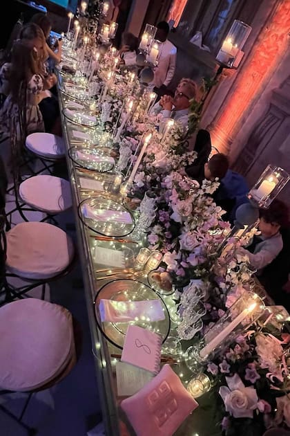 Detalle de la decoración de las mesas, que al igual que el ramo de la novia, estuvo protagonizada por flores blancas.