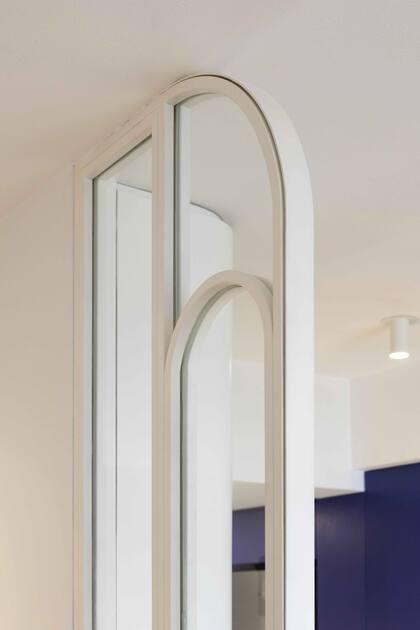 Detalle de la división de hierro que va de la mesada al techo