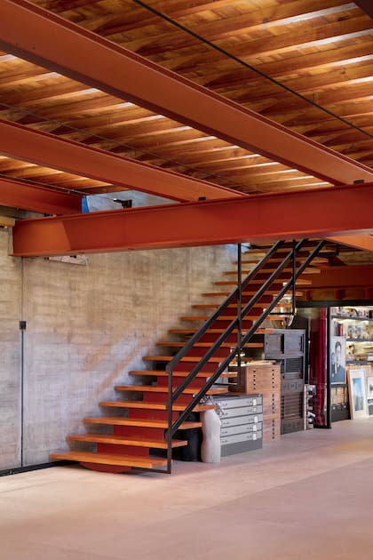 Detalle de la escalera, en sintonía con los techos.