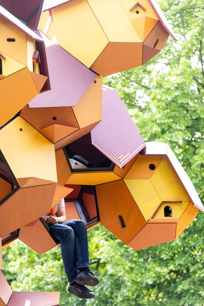 Detalle de la escultura para aves, en el parque que rodea las Serpentine Galleries