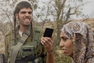 Polémica por la foto de portada del semanario “L’Espresso”, con un colono israelí burlándose de una mujer palestina