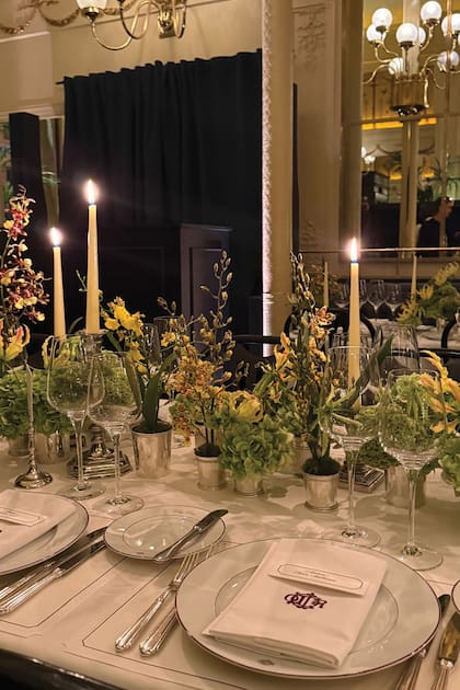 Detalle de la larga mesa que compartieron los invitados a la comida celebrada por Dior, en el restaurante Le Grand Colbert