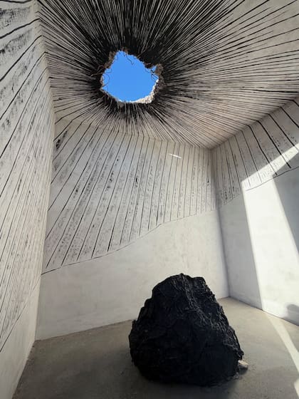 Detalle de la obra de Eduardo Basualdo en Arte Bestial