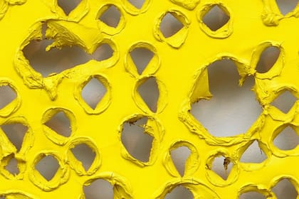 Detalle de la obra de Fontana, que integra la serie "Concetto Spaziale", en la que el artista comenzó a perforar la tela en busca de un espacio infinito de la obra (un más allá del lienzo)