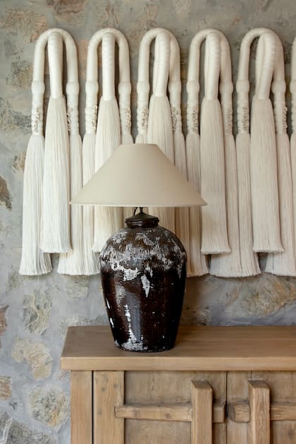 Detalle de la obra textil en algodón de Agostina Branchi, personalizada para la casa.